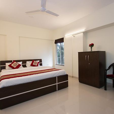 Oyo 9052 Leisurely Abode Hotel Khadki Bagian luar foto