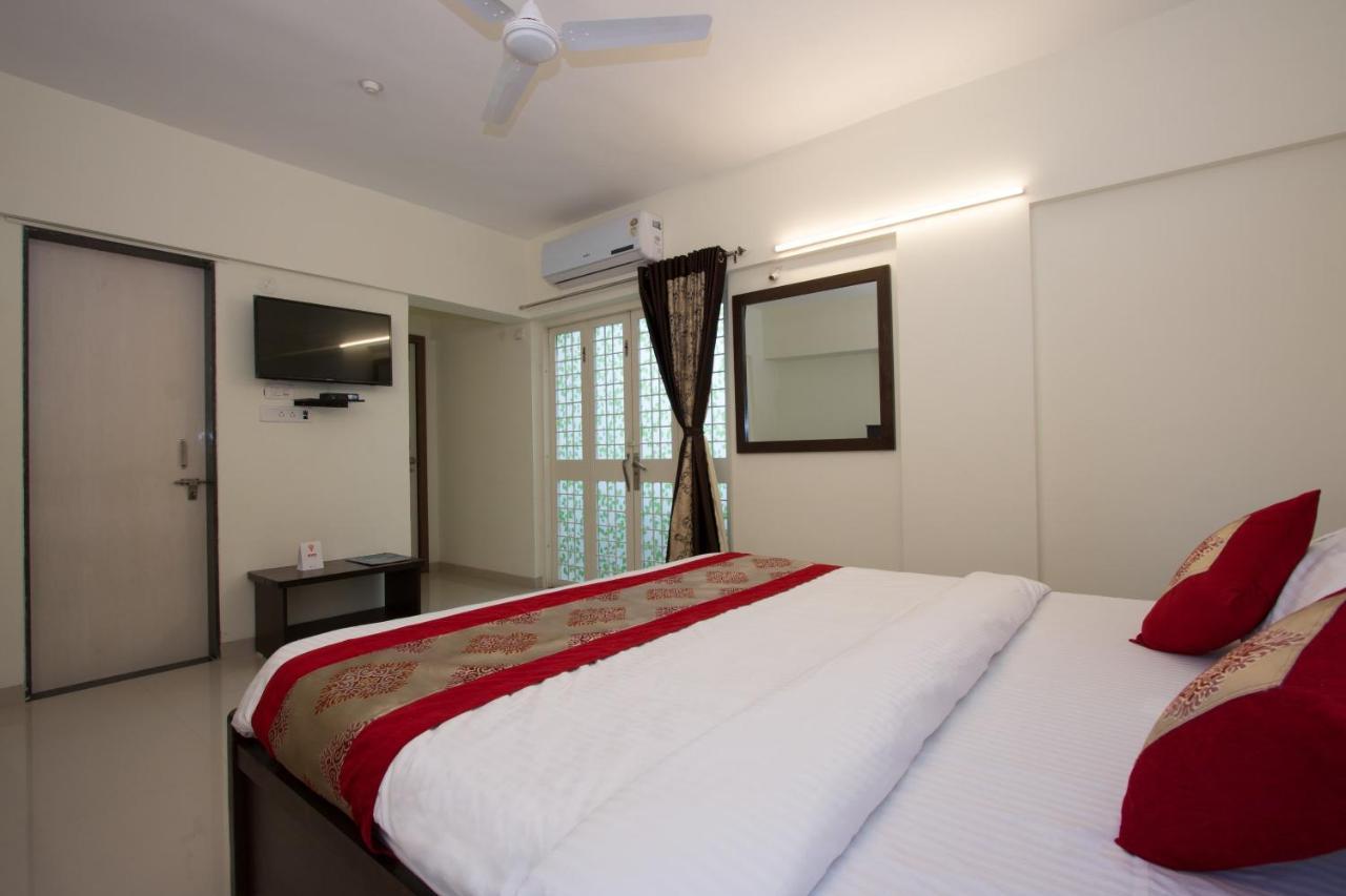 Oyo 9052 Leisurely Abode Hotel Khadki Bagian luar foto