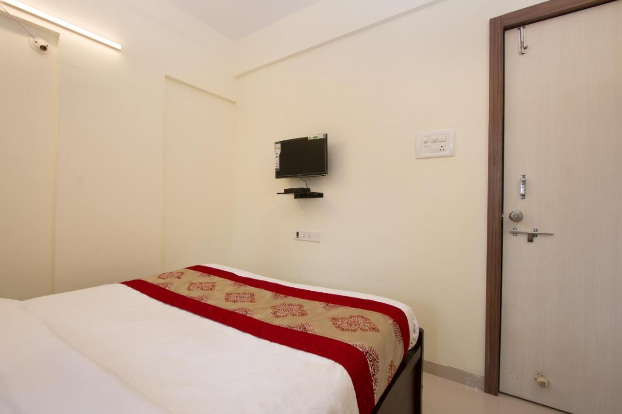 Oyo 9052 Leisurely Abode Hotel Khadki Bagian luar foto