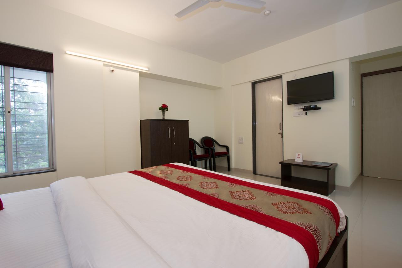 Oyo 9052 Leisurely Abode Hotel Khadki Bagian luar foto